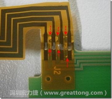 這張圖所顯示的，PCBA工廠實際進行HotBar(熱壓熔錫焊接)焊接的時候，經常會出現這類焊墊之間短路的問題，下面的圖示為比較嚴重的案例，大部分都只有部份溢錫，但這對品質信賴杜已經產生了及大的為害，既使現在測試沒有出現問題，難保在高溫膏濕的環境下不會出現電子遷移(Electromigration)的現象。