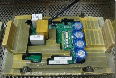 Conformal coating噴涂作業(yè)時(shí)可以使用治具把一些不可以噴涂到的地方及零件覆蓋起來(lái)，以免絕緣物質(zhì)噴涂到一些需要作導(dǎo)電接觸的地方。